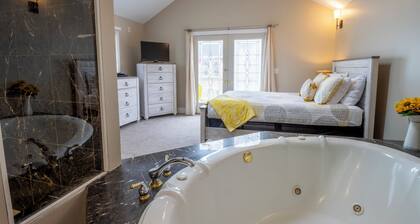 Cheery 2-story Coach House - Beachwalk Resort