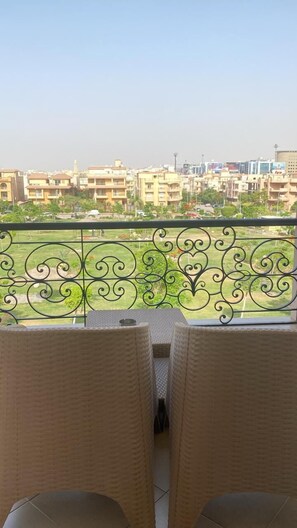 Apartamento superior, vistas al jardín | Sistema de insonorización, tabla de planchar con plancha, wifi gratis