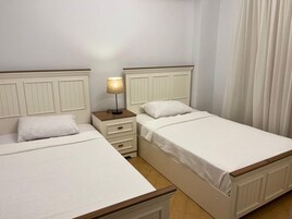 Superior-Apartment, Gartenblick | Badezimmer | Haartrockner, Handtücher, Seife, Toilettenpapier