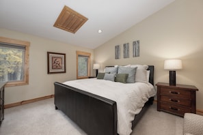 3 bedrooms, travel cot, Internet, bed sheets