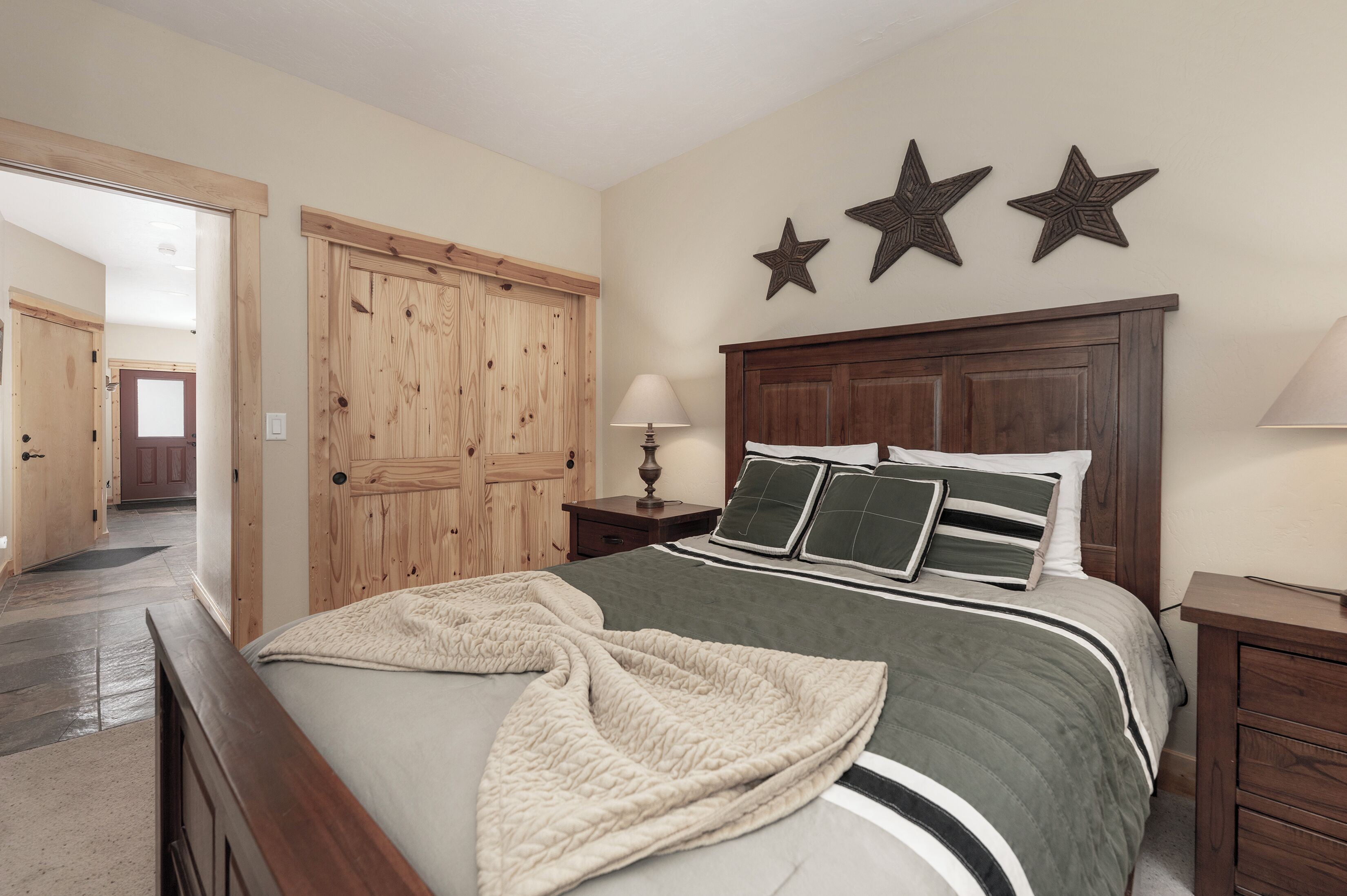 4 bedrooms, travel crib, internet, bed sheets