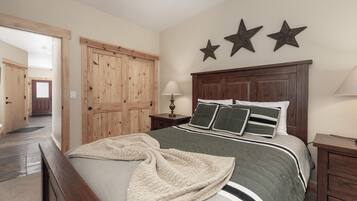 4 bedrooms, travel crib, internet, bed sheets