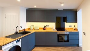 Réfrigérateur, four à micro-ondes, un four, surface de cuisson