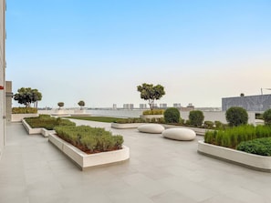 Property grounds - First Class 1BR Home: Simple, Big, and Close to All the Fun Spots (Meydan)