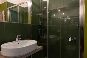 Douche, séchoir à cheveux, bidet, serviettes fournies