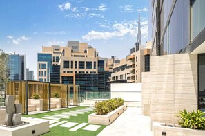 Terrace/patio - FIRST CLASS | Studio | Canal & Pool View (Business bay)