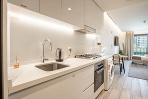 Mikrobølgeovn, kokeplater, kaffetrakter/tekoker og brødrister