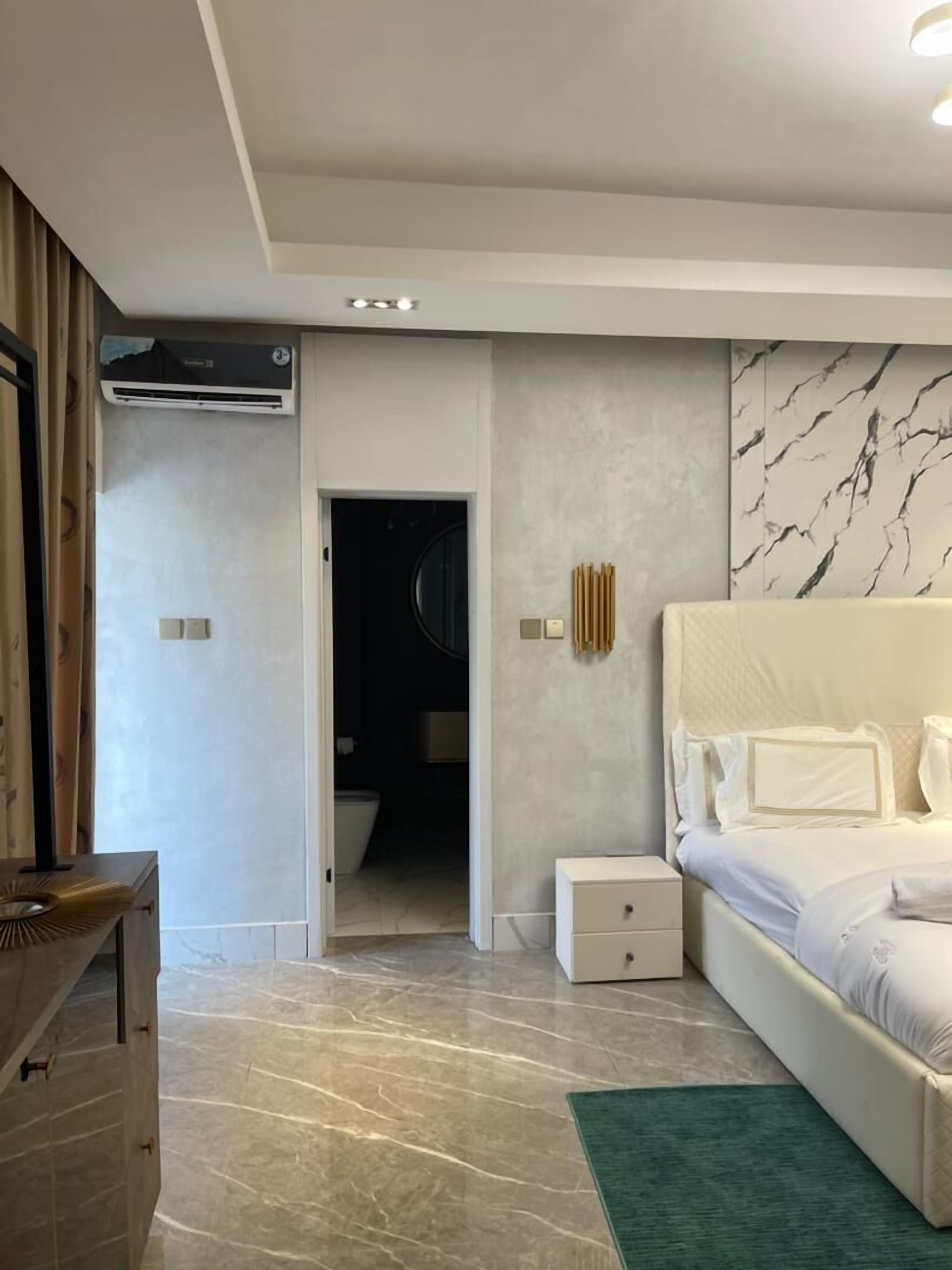 Leilighet – classic, bassengutsikt | Safe på rommet, skrivebord og skrivebord for bærbar PC