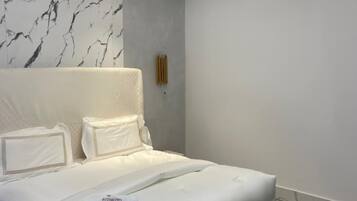 Caja de seguridad en la habitación y escritorio