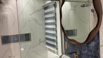 Ducha, artículos de tocador gratuitos, secador de pelo, pantuflas