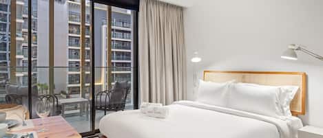 Tabla de planchar con plancha, wifi y ropa de cama