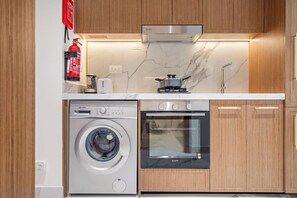 ثلاجة، ميكروويف، فرن، موقد طهي مسطح