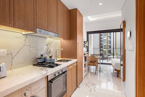 ثلاجة، ميكروويف، فرن، موقد طهي مسطح