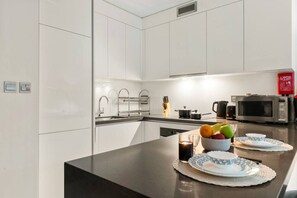 ثلاجة، ميكروويف، فرن، موقد طهي مسطح