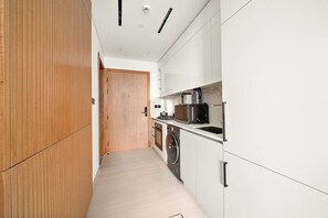 Jääkaappi, mikroaaltouuni, uuni, liesi