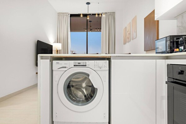 ثلاجة، ميكروويف، فرن، موقد طهي مسطح