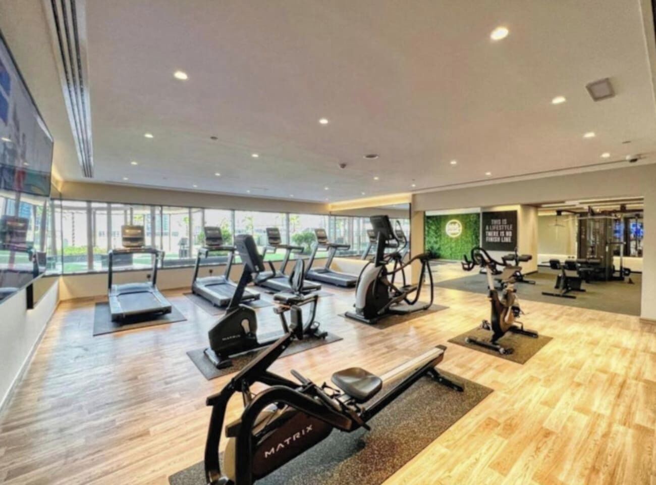 Ein Fitnessstudio mit Laufbändern, Ergometer und Crosstrainern.