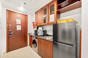 Kjøleskap, mikrobølgeovn, ovn og kokeplater