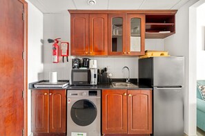 Réfrigérateur, four à micro-ondes, un four, surface de cuisson
