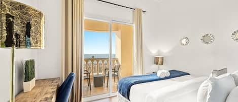 Tabla de planchar con plancha, wifi y ropa de cama