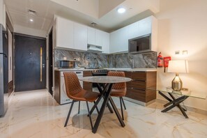 Fridge, microwave, oven, stovetop - FIRST CLASS | Studio | Chic & Comfy in Jewelz (Arjan)