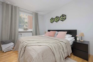 2 chambres, bureau, fer et planche à repasser, lit de bébé portatif