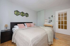 2 chambres, bureau, fer et planche à repasser, lit de bébé portatif