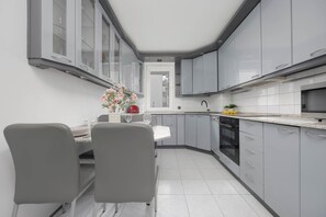 Réfrigérateur, four à micro-ondes, un four, surface de cuisson