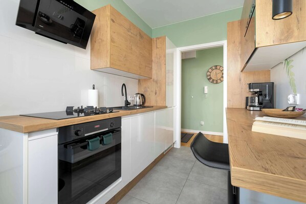 Réfrigérateur, micro-ondes, four, plaque de cuisson