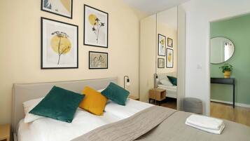 2 habitaciones, escritorio y tabla de planchar con plancha