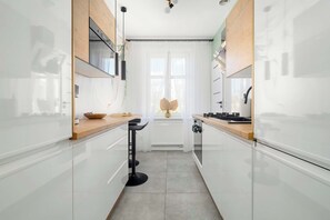 Kylskåp, mikrovågsugn, ugn och spishäll