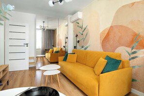 TV, offices - Hetmańska 3 Poznań | Yellow Apartment with Air Conditioning (Poznań)