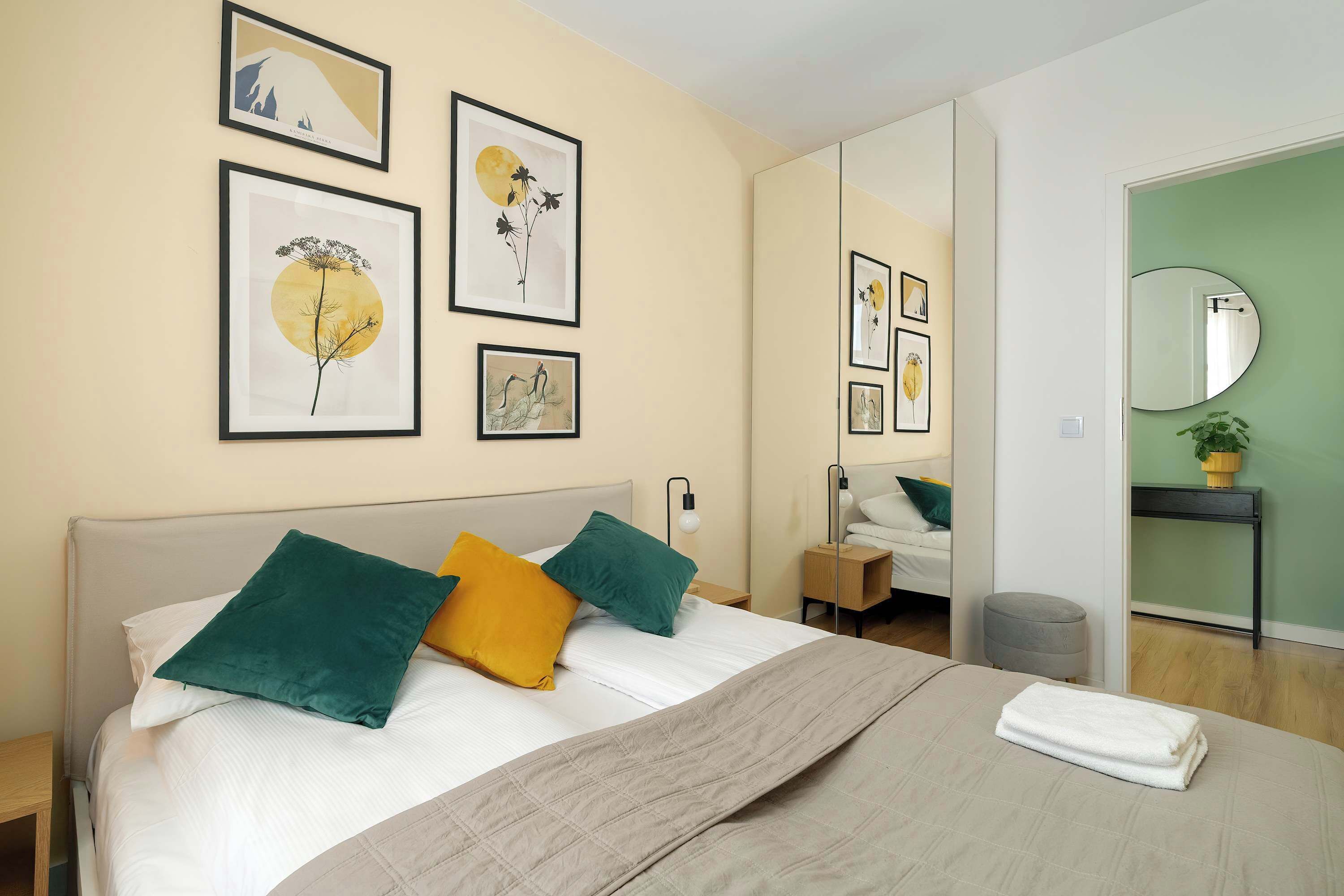 2 Schlafzimmer, Schreibtisch, Bügeleisen/Bügelbrett, Reisekinderbett