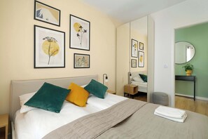 2 habitaciones, escritorio y tabla de planchar con plancha 