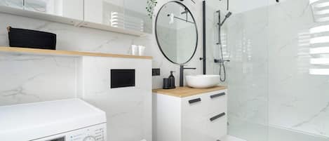 Dusche, Haartrockner, Handtücher, Shampoo