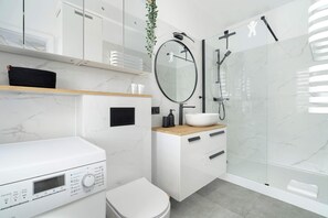 Dusche, Haartrockner, Handtücher, Shampoo