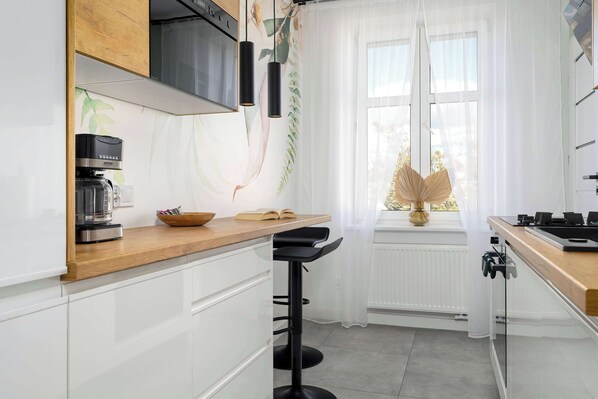 Fridge, microwave, oven, stovetop