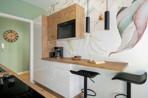 Fridge, microwave, oven, stovetop - Hetmańska 3 Poznań | Yellow Apartment with Air Conditioning (Poznań)