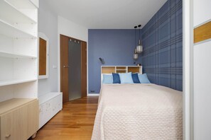 2 Schlafzimmer, Schreibtisch, Bügeleisen/Bügelbrett, Reisekinderbett