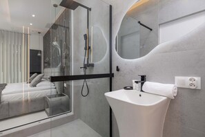 Dusche, Haartrockner, Handtücher, Shampoo