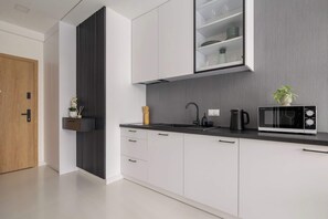 Kühlschrank, Mikrowelle, Herdplatte, Kochgeschirr/Geschirr/Besteck