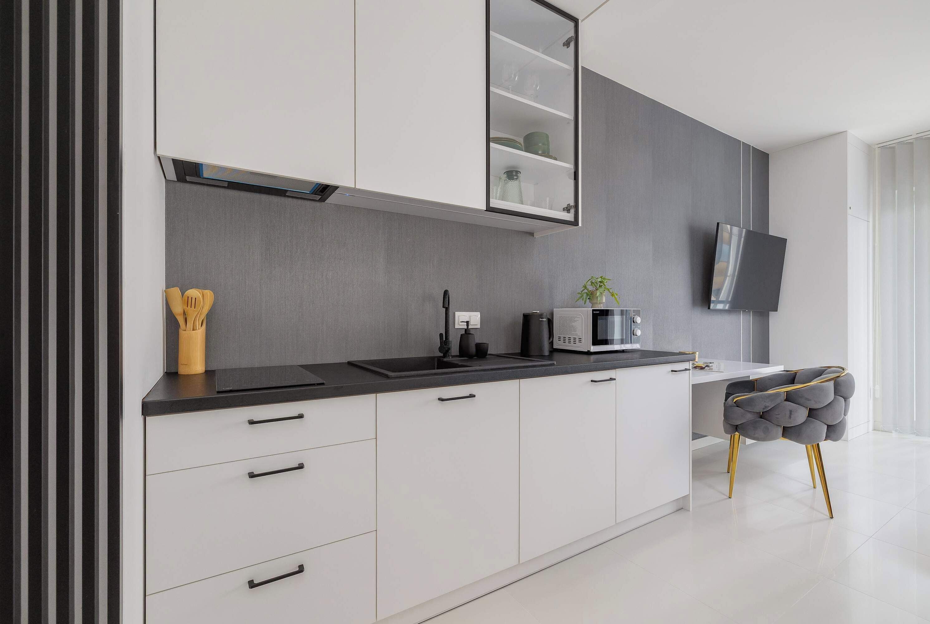 Kühlschrank, Mikrowelle, Herdplatte, Kochgeschirr/Geschirr/Besteck