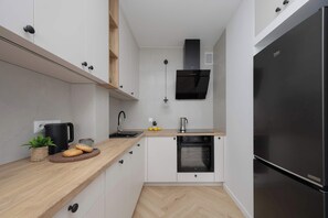 Réfrigérateur, un four, surface de cuisson, lave-vaisselle