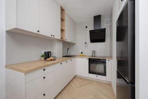 Fridge, oven, stovetop, dishwasher