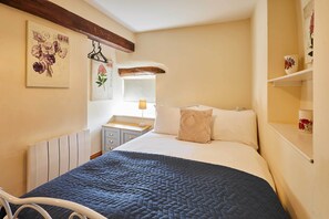 2 bedrooms, desk, iron/ironing board, WiFi