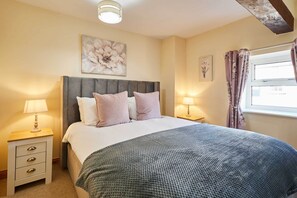 2 bedrooms, desk, iron/ironing board, WiFi