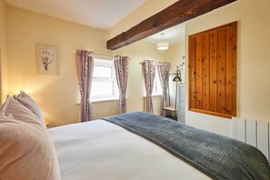 2 bedrooms, desk, iron/ironing board, WiFi