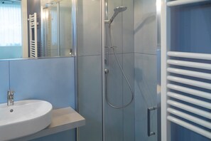 Dusche, Haartrockner, Bidet, Handtücher