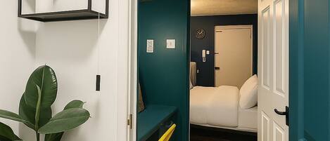 1 dormitori, planxa i posts de planxar, wifi i roba de llit