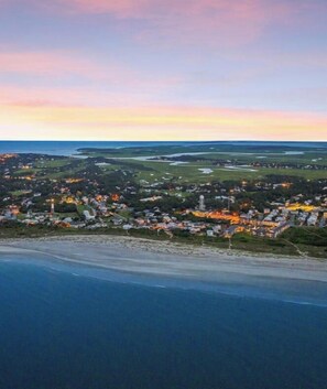 Une ville côtière dotée d’une plage et d’un phare.